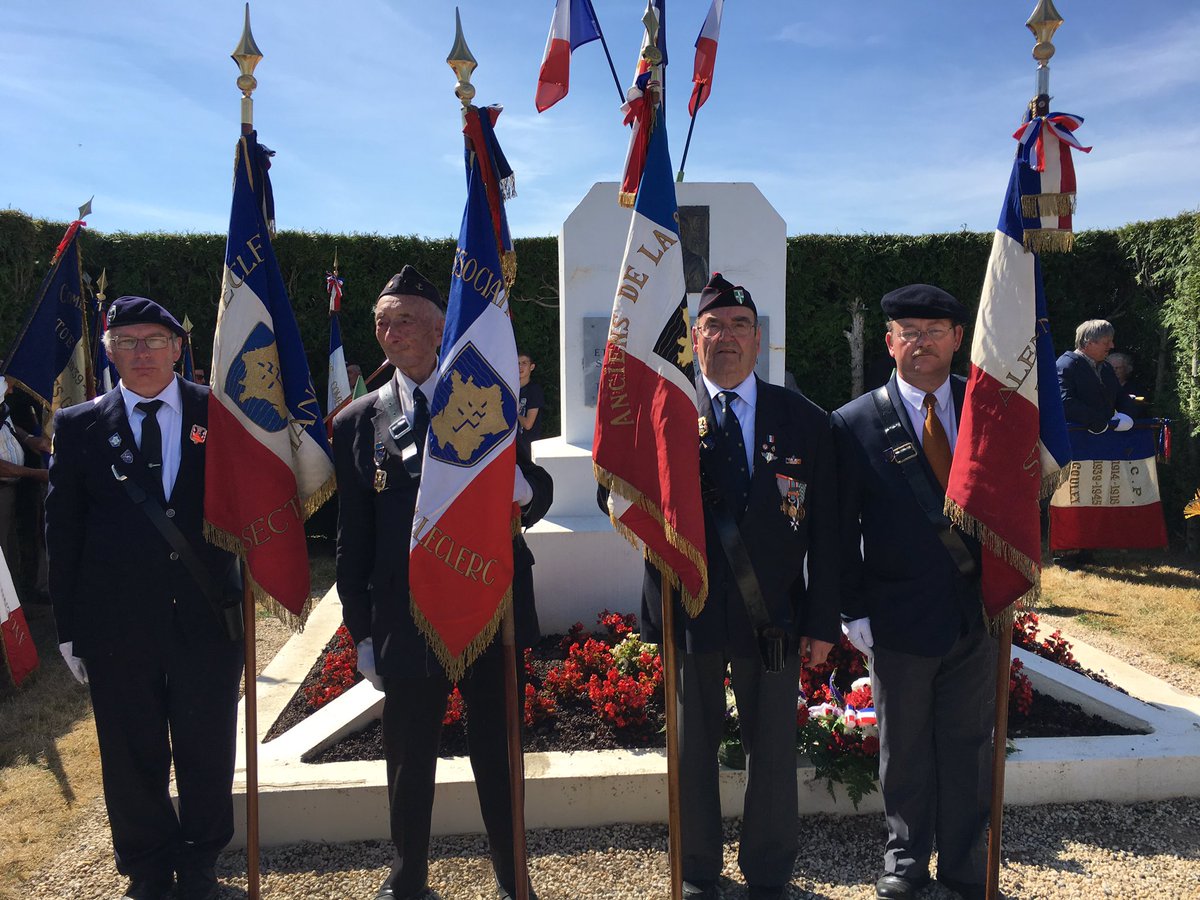 senateur61's tweet image. Moment exceptionnel #RouteLeclerc à #Fleuré QG du Général 3 drapeaux de la2 Ieme DB et le National porté par Mr Doré