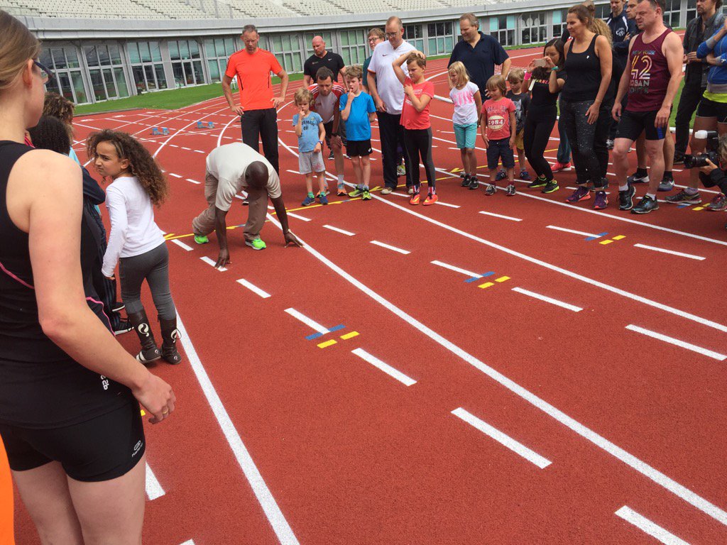 demonstrate the proper running technique from a crouch position