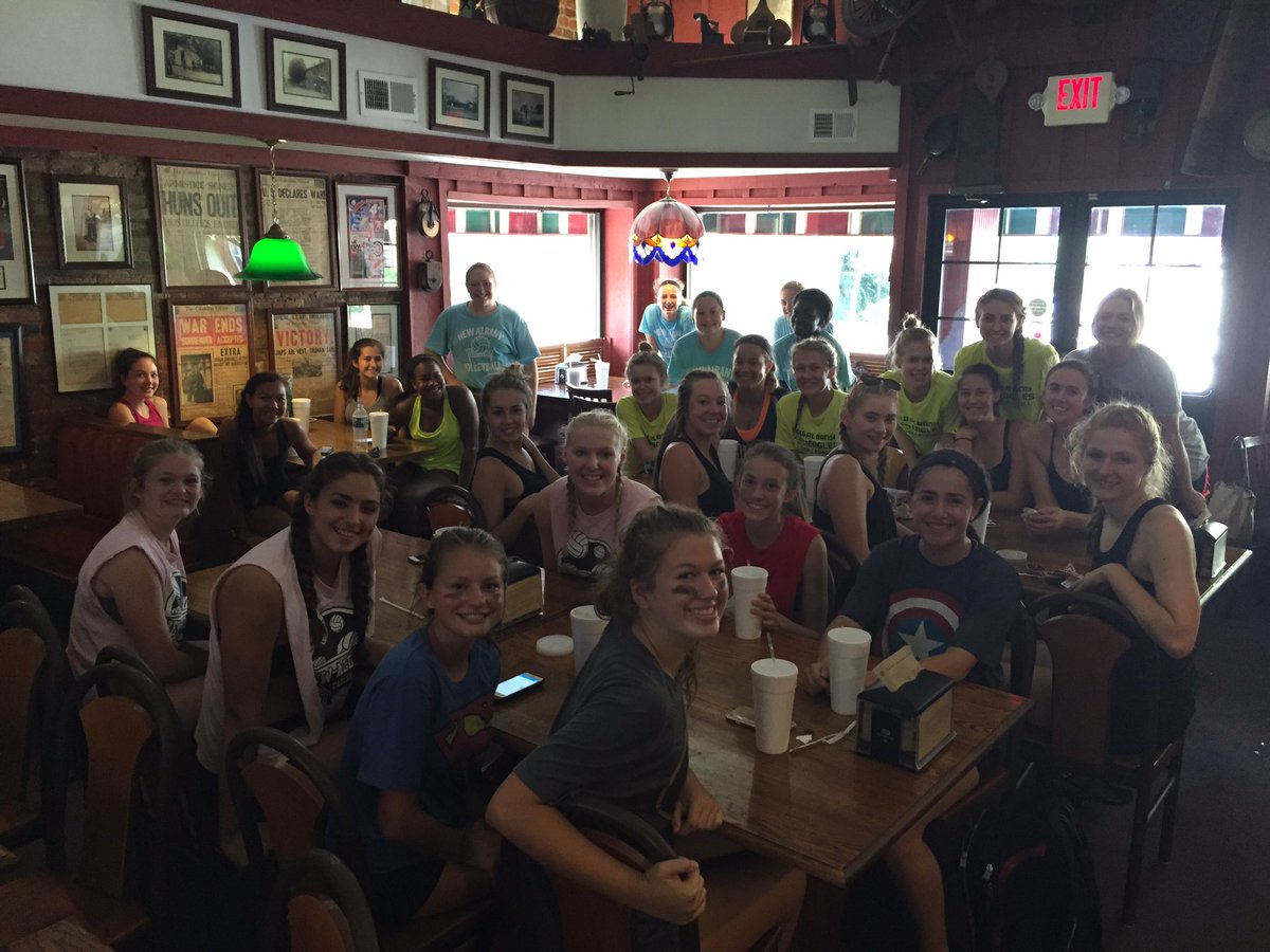 karen_morlan's tweet photo. Thanks to Eagles Pizza the girls got to eat lunch after playing in the sand all morning!  #NAcommunity https://t.co/Dxs8MHCGBG