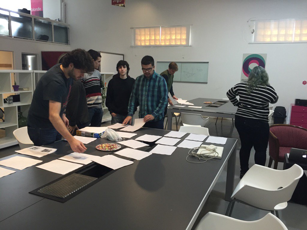 leandrinux's tweet photo. Preparando todo para el workshop de diseño de aplicaciones! #LateralView https://t.co/66pxLj7mAi