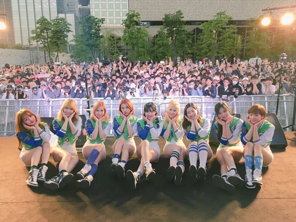 фанаты твайс. Twice концерт. фанаты твайс. фанаты твайс. лидер группы твайс.