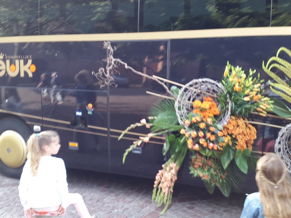 😊👍🏼 RT <a href="/RaymondSalman/">𝗥𝗮𝘆𝗺𝗼𝗻𝗱 𝗦𝗮𝗹𝗺𝗮𝗻</a>: Keurig gestoken <a href="/MoniqueBeuk/">Monique Beuk</a>! 😉 <a href="/KoninklijkeBeuk/">Koninklijke Beuk</a> <a href="/FlowerparadeRB/">Flower Parade Rijnsburg</a> #loveNoordwijk