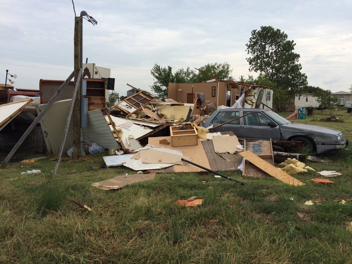 CBSNewsTexas's tweet image. New this morning, families in Palmer continue clean up after storms swept through Ellis County Friday evening.