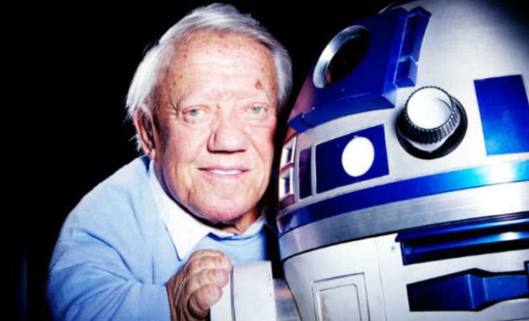 YofuiaEGB's tweet image. Estamos muy tristes ha muerto nuestro R2D2, Kenny Baker, el actor que le dio vida, ha fallecido a los 83 años.