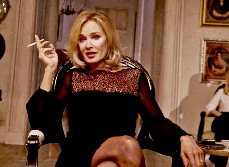AHS_Source's tweet photo. Who's more cut throat? RT for Fiona, like for Elsa. #AHS https://t.co/tBdadejIPE