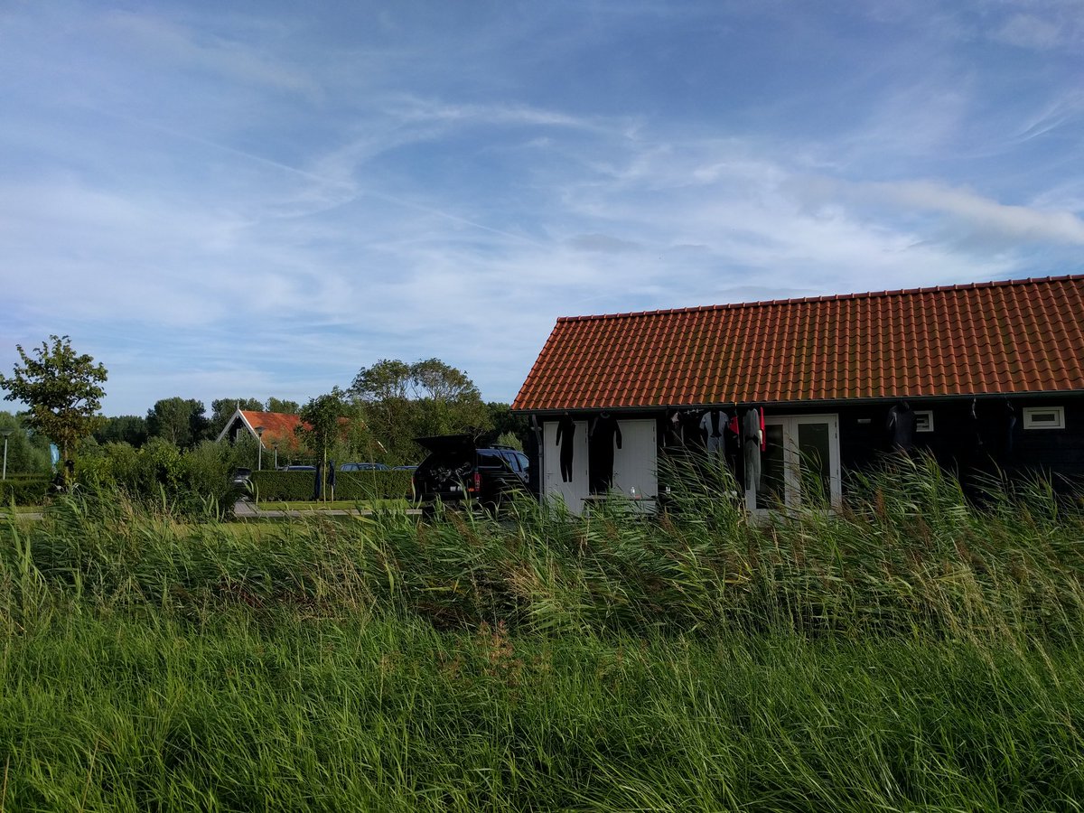 De duikpakken hangen weer te drogen, <a href="/NOB_Duiken/">NOB</a> <a href="/npoosterschelde/">Nationaal Park Oosterschelde</a> <a href="/NELOSvzw/">NELOS vzw</a> @duikeninbeeld , handig die duikschuur!