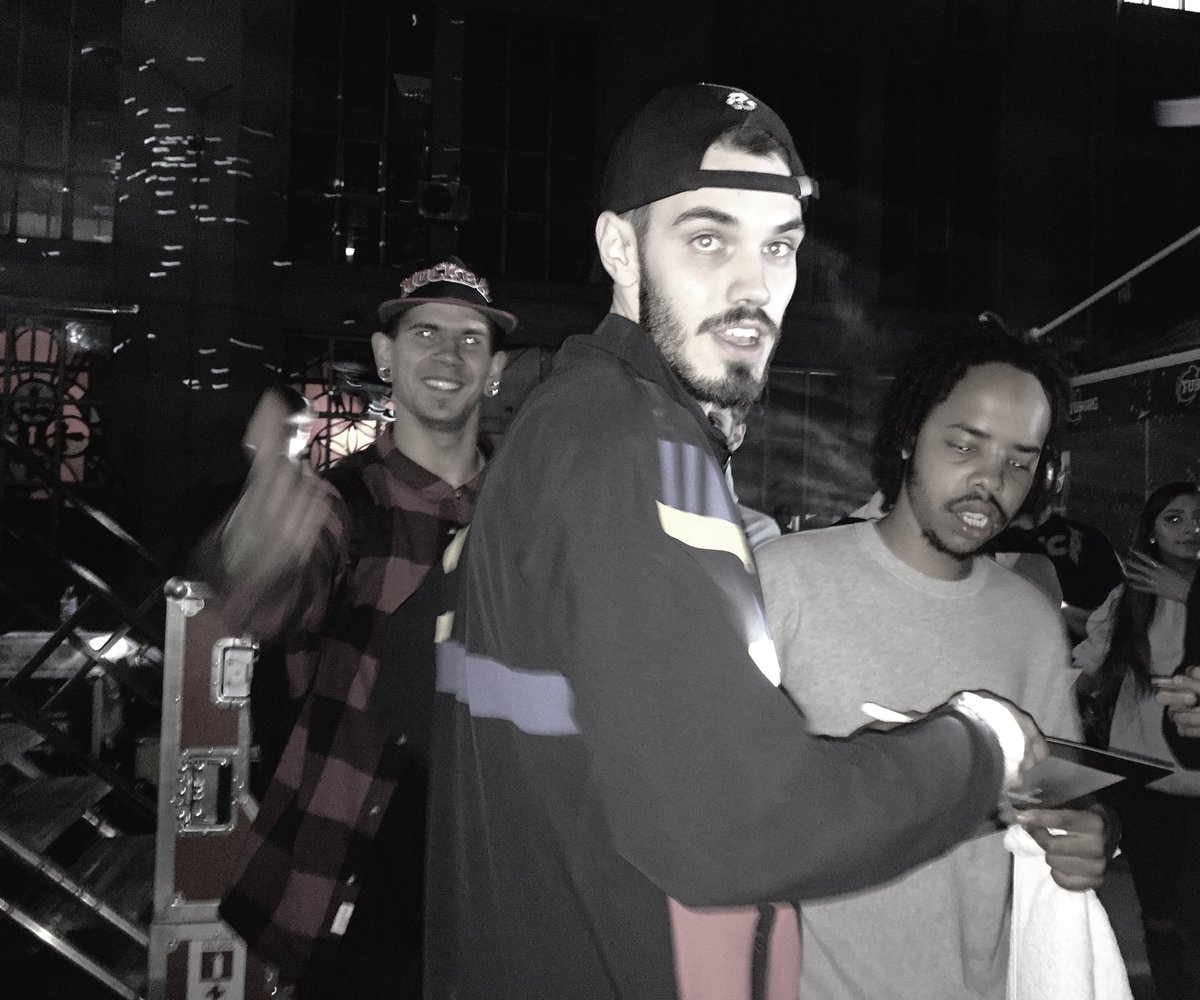 Тут ерл Макса подловил, автограф хотел, заебал...