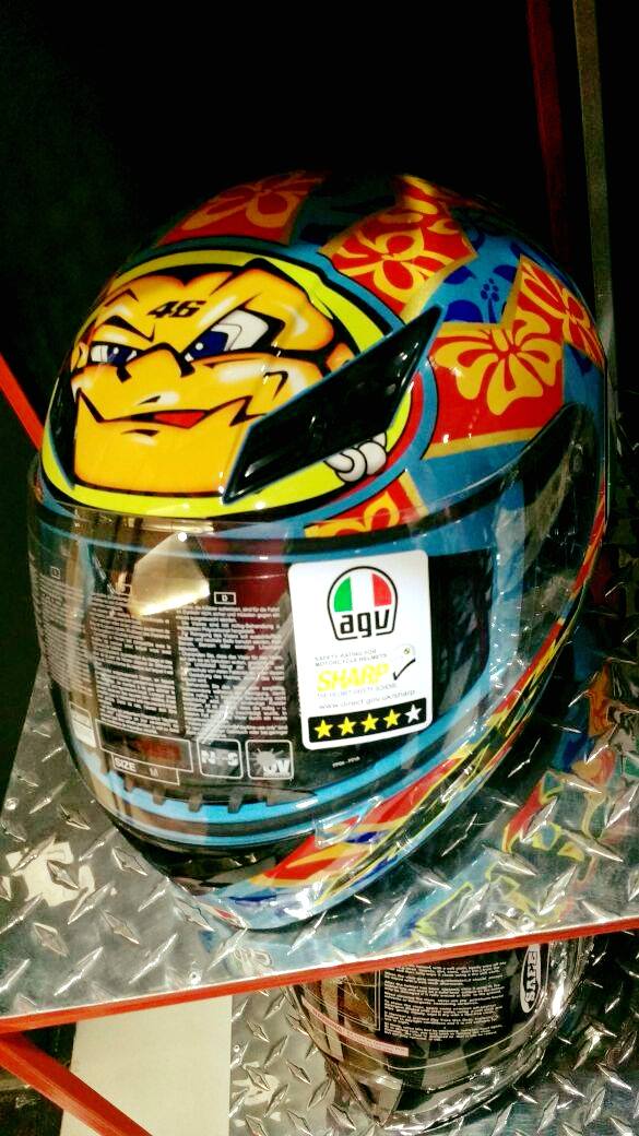 Prótejete con estilo con este casco AGV. ¡Está súper original! #helmet #motorcycle #original #shop #motocross