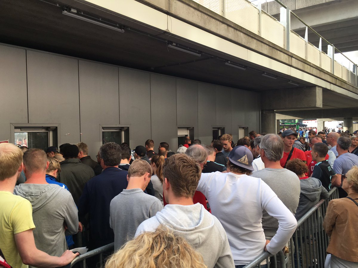 . <a href="/AjaxFancare/">Ajax Fancare</a> Heb seizoenkaart 2016-17 Kom stadion niet in. Doorverwezen naar tickets. Daar staat rij. #naarhuis