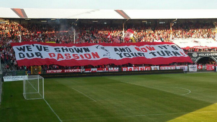 devierkantepaal's tweet photo. De eerste thuiswedstrijd begon met dit prachtig doek van @AntwerpDynamite op een uitverkochte tribune 2. #ANTROE https://t.co/8Ae79zbw8a