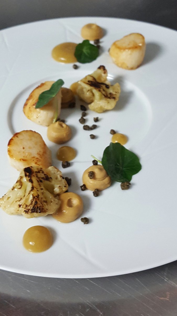 Michael_ball85's tweet photo. Scallops, cauliflower, fried capers https://t.co/BwpX54EXtA