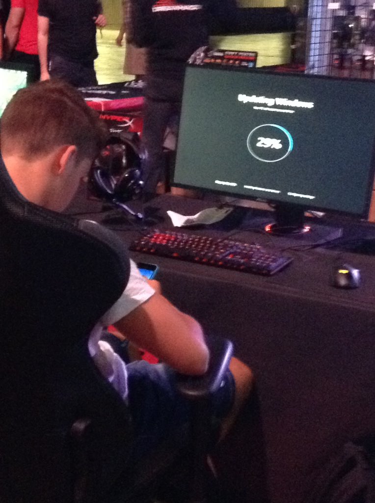 NoID1290's tweet image. #DreamHackMontreal #windows10upgrade #fail