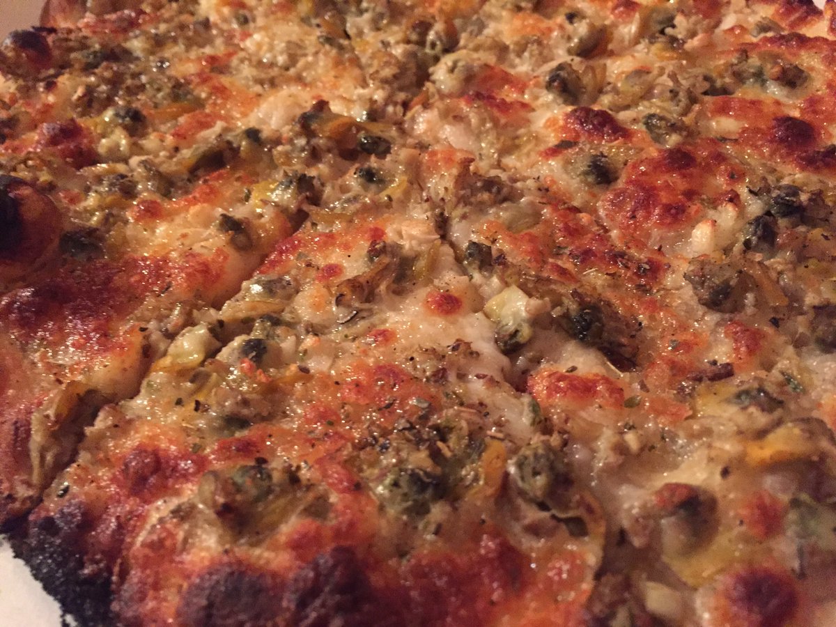 shanemcandrew's tweet photo. Clam Pie #SallysApizza #newhaven #woosterst #apizza #eeeeeats #pizza #whiteclampie #clampie https://t.co/qtbfaz7zSs