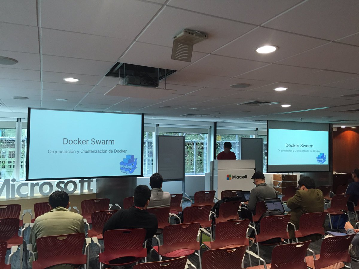 dockerglima's tweet photo. #Docker swarm por @hdanniel #DockerConLima https://t.co/3ARHeWtn0s