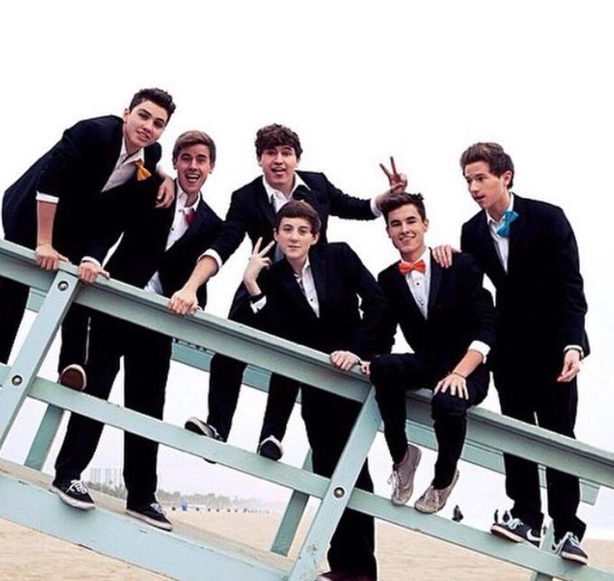 Yesmina_Lara's tweet photo. #4YearsOfO2L #HappyBirthdayO2L 😭😭😭💖💖 https://t.co/VWGlH4IPeY