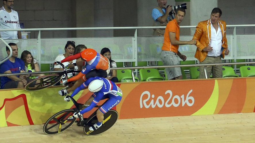 Mooi dat glimmende oranje jasje op rechts. Met een blik van: 'Huh! Wat gebeurt hier?!' #CircusVanRiessen