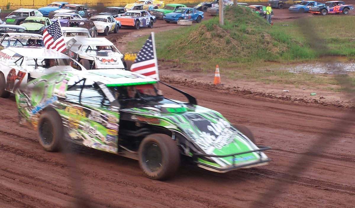 iFanTV's tweet photo. @Kenny_Wallace Nice job leading the pack in #TomahawkWI tonight. Drove 4 hours to watch Kenny entertain race fans. https://t.co/uMXDVBvi7v