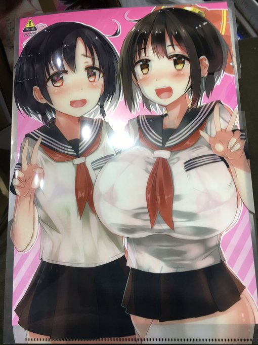 クリアファイルに新刊を入れるとえっちな表紙が隠れて持ち運びやすくなる仕様ですが、ちょっと透けてて逆にエロくなる的なアレです 