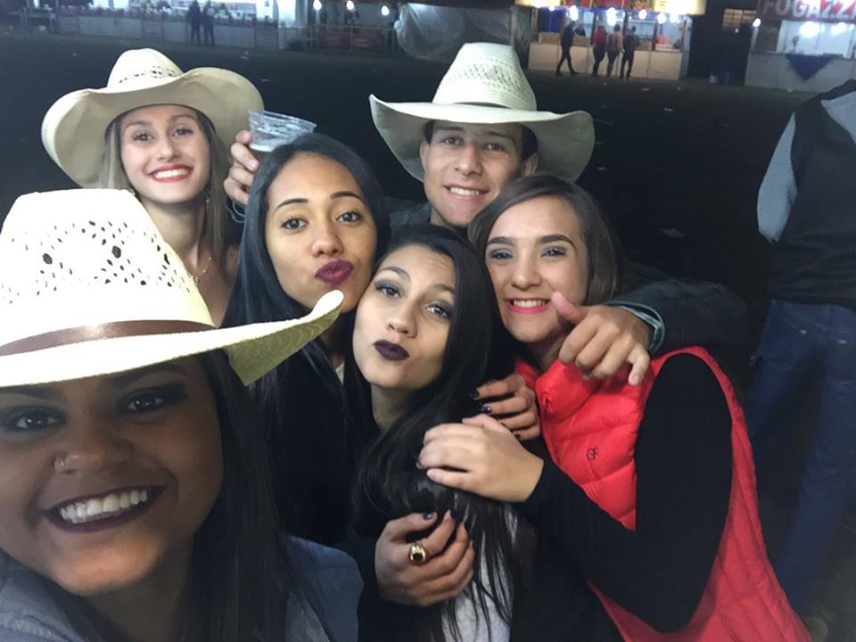 KamilaGoularte's tweet photo. Uma vai e outra vem, eu não to dando conta 🎶✨ #rompeu https://t.co/UCOhLica4T