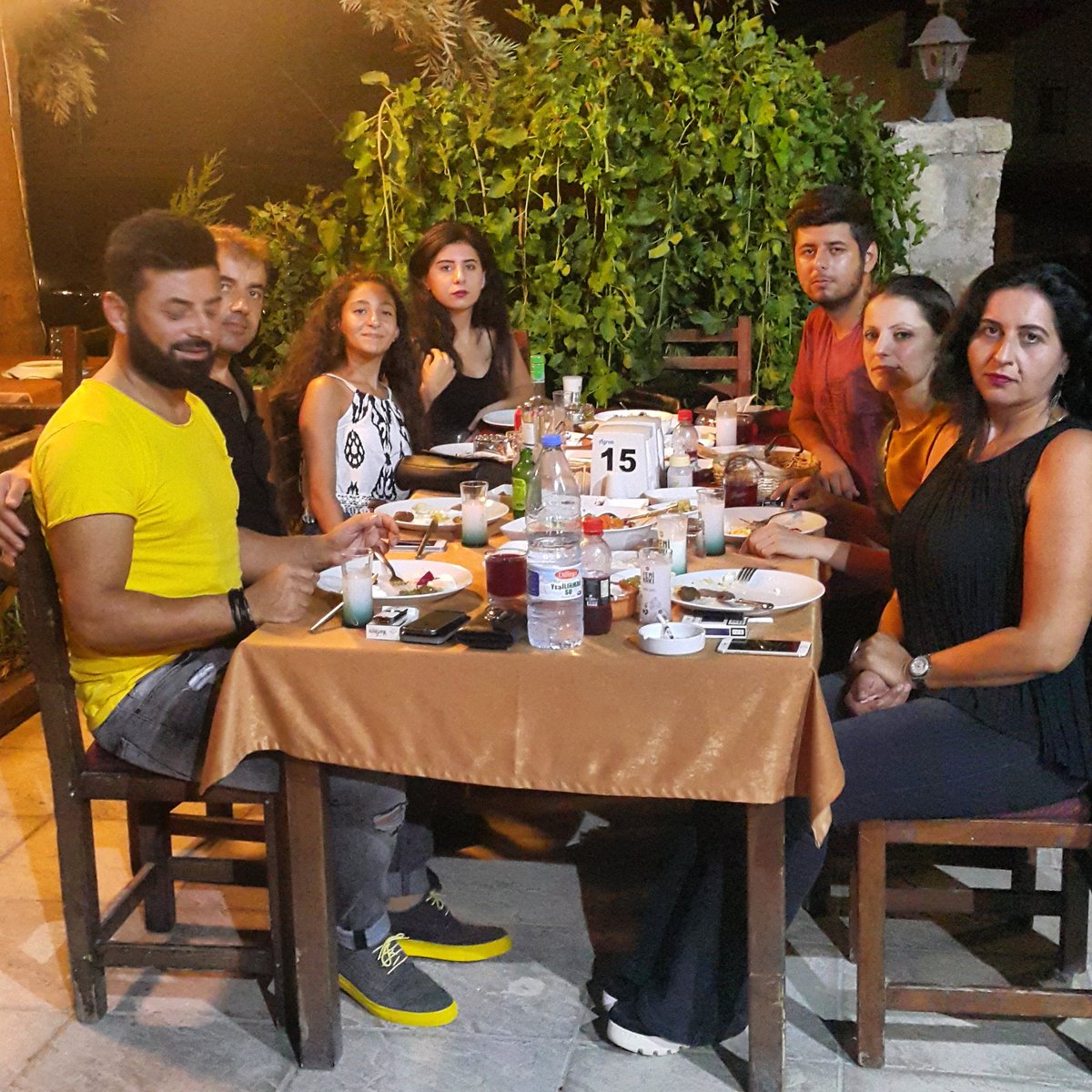 Bazen sadece susarsın...anılar acılar güzellikler iç içe karışır ve susarsın.