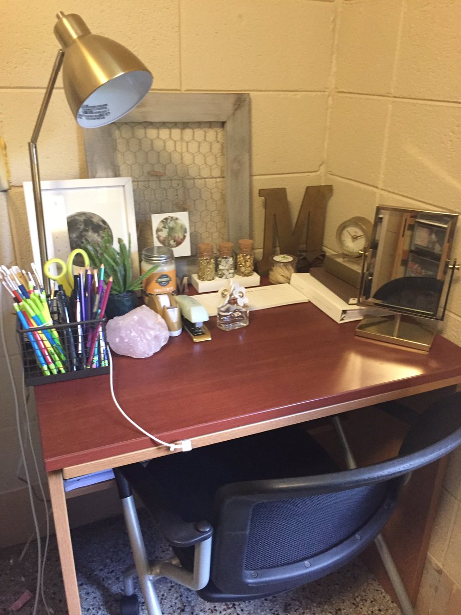 MStackhousepd's tweet image. When your kid brings more decor to college than clothes.