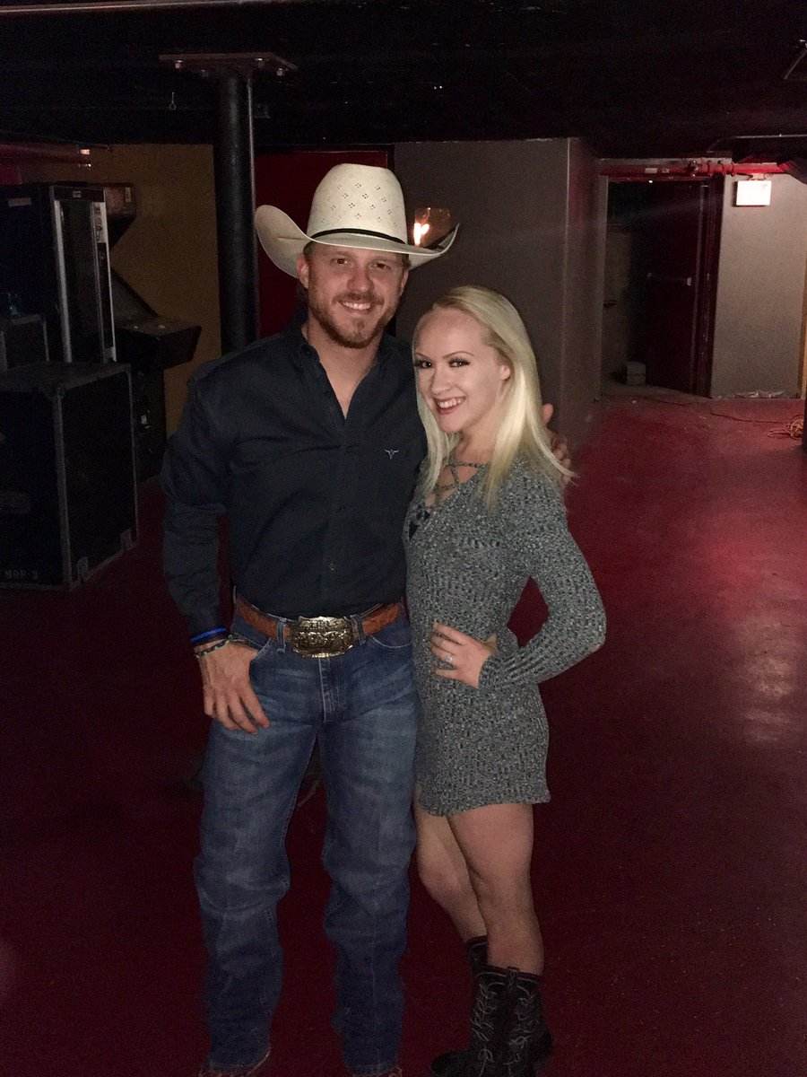 Rachel_DiSanto's tweet photo. Met my absolute favorite artist last night @CodyJohnsonBand best night of my life 🙌🏻 #saltlakecity #cojonation https://t.co/OvYTMj47wY