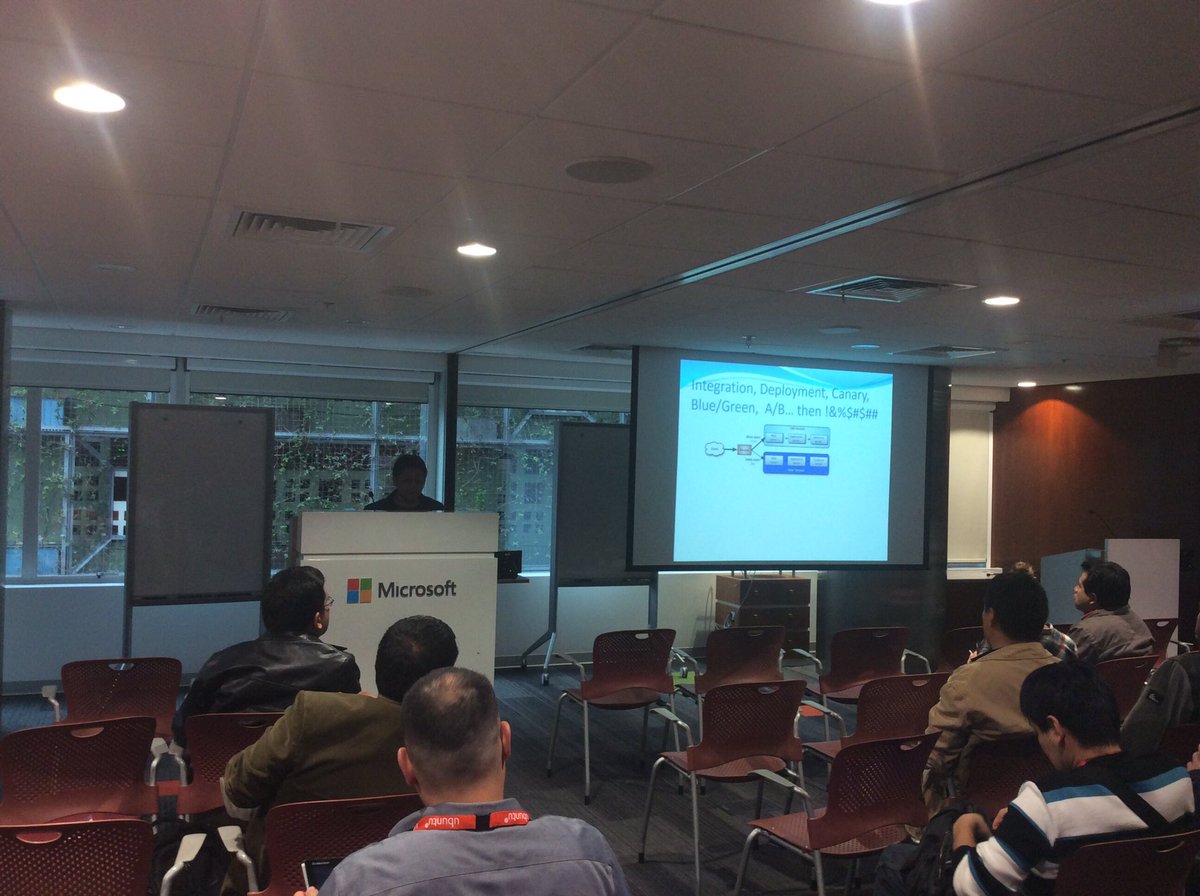 mario21ic's tweet photo. @davisusanibar con la charla "Blue/Green deployment" #DockerConLima https://t.co/WNKAey2x3k