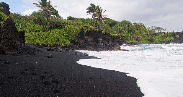naturenchill's tweet photo. Black sand beach, Hawaii 😱 https://t.co/wNdB9R5wXv