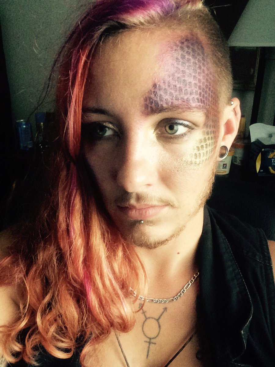 monomaniacism's tweet photo. #snakeface #makeupwin https://t.co/NBHHhsNH7Q