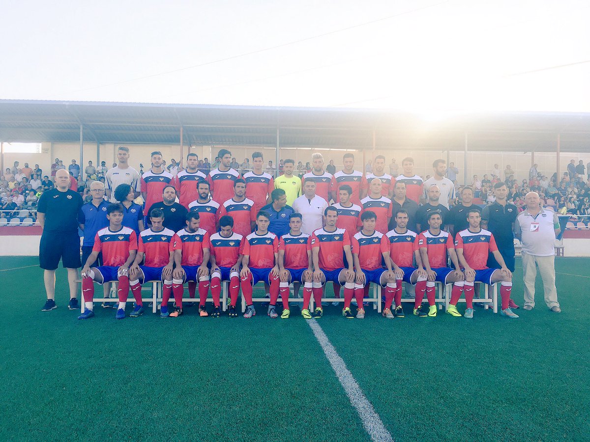 Sagunt_Soccer's tweet photo. #Presentación Esta es la fotografía de la 1a plantilla del @AtcoSaguntino 2016/2017 https://t.co/fR2vPde6V5