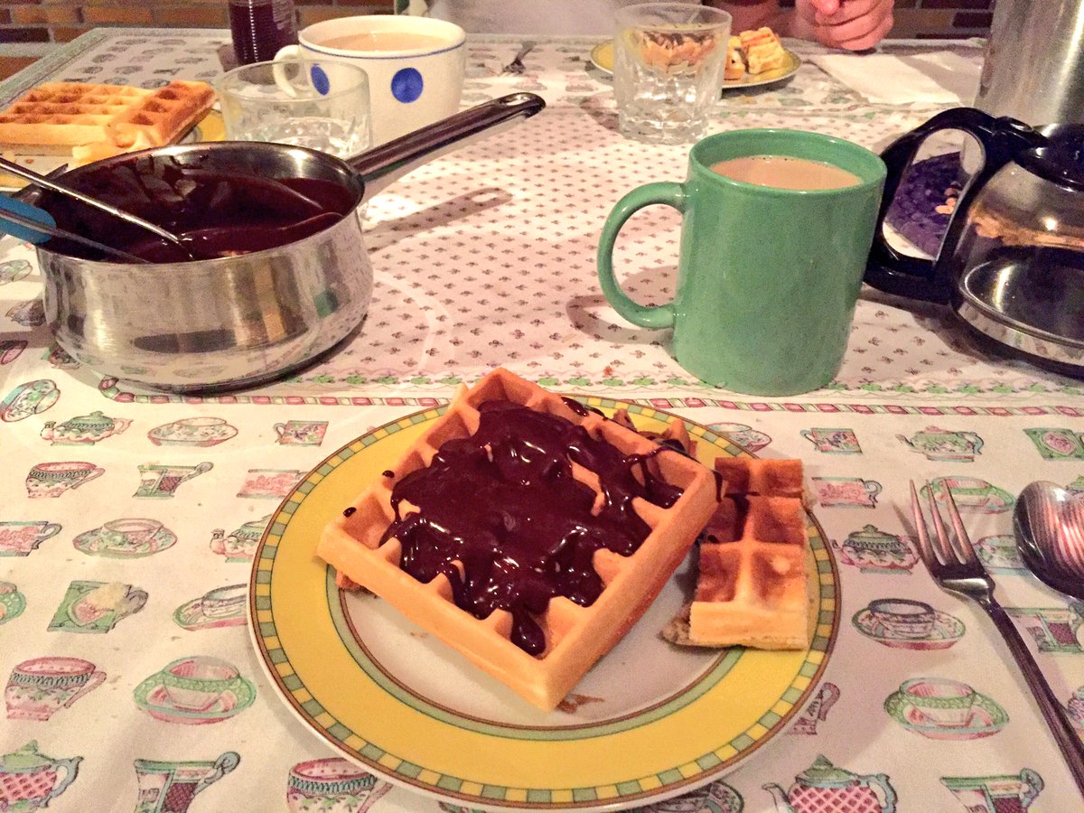 aloxieusko's tweet photo. #Gofres con #chocolate de la mano de @7Guille @SuperClosto #Laredo2016 https://t.co/OYquEfCizi