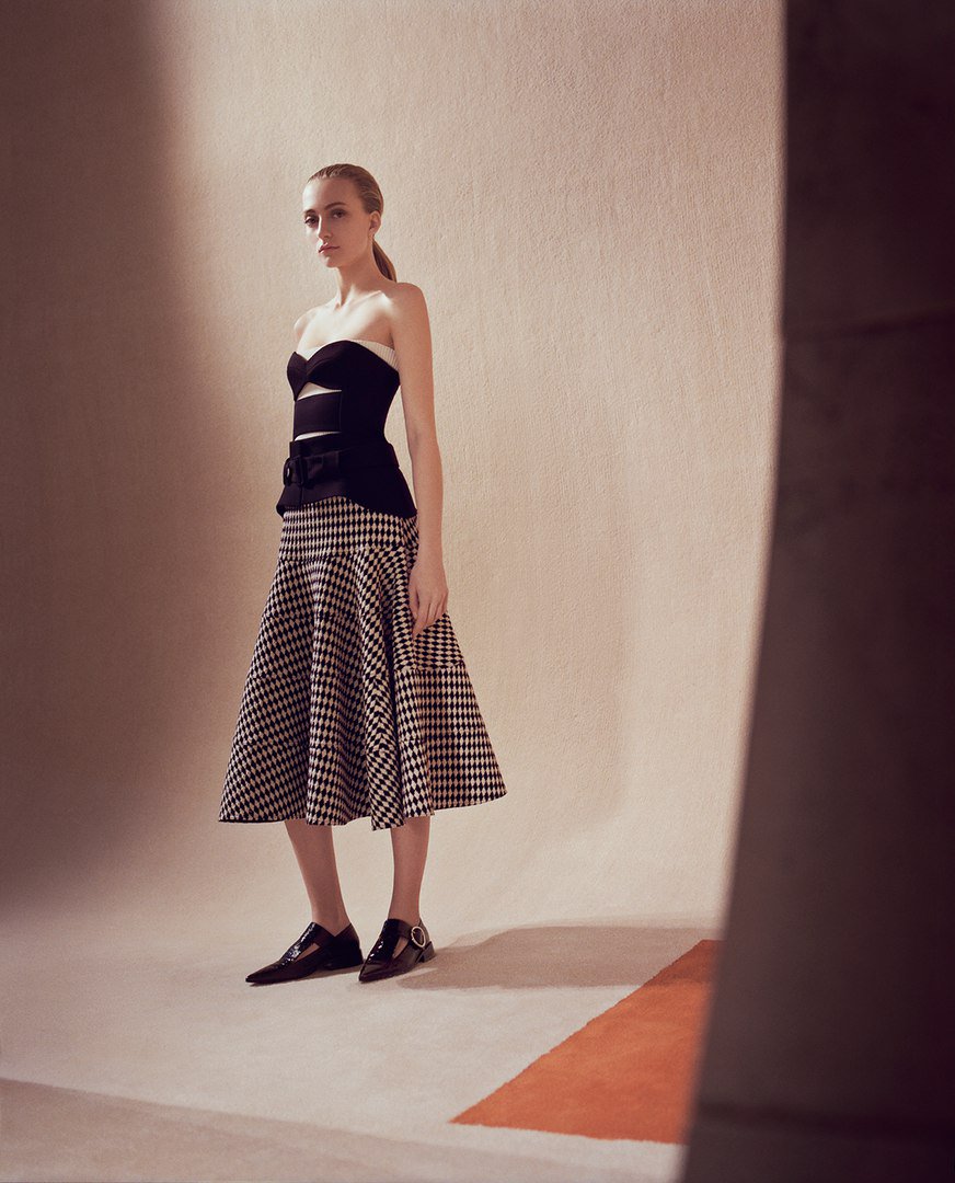 VB_collections's tweet photo. The new Autumn/Winter 2016 RTW, available to order now online at https://t.co/LYlKQ4GZbN #victoriabeckham #VBAW16 https://t.co/yW4S80ZAQR