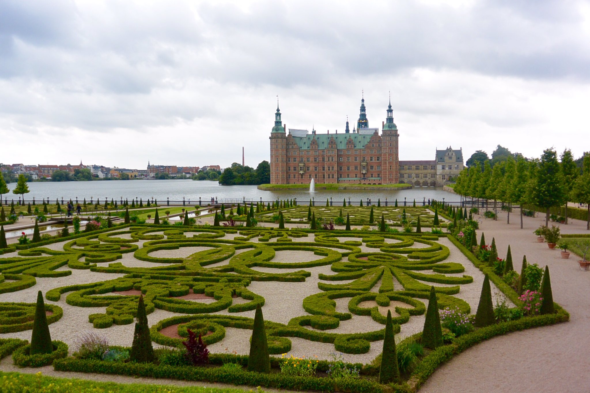 て お 北欧だより 最終回 お城 フレデリクスボー城 お城 クロンボー城 街並み 遊園地 花やしき的なレトロ感 降ったり晴れたり 曇ったり みんなポケモンgoやってるなあ コペンハーゲン T Co Jisaglmdts Twitter て お 北欧だより 最終回 お城 フレデリクスボー城 お城 クロンボー城 街並み 遊園地 花やしき的なレトロ感 降ったり晴れたり 曇ったり みんなポケモンgoやってるなあ コペンハーゲン T Co Jisaglmdts Twitter