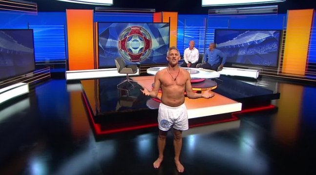 MailSport's tweet photo. .@GaryLineker lives up to promise by presenting @BBCMOTD in Leicester pants https://t.co/W4k7kzToGU https://t.co/1LnHnqGFE8