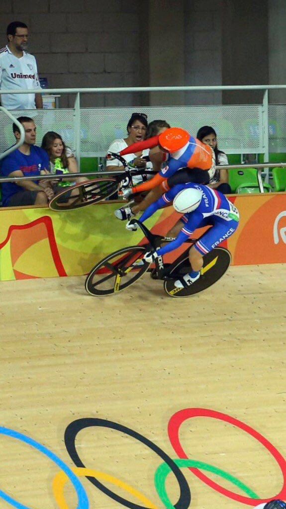 PeteCulhane's tweet photo. "Always come through over the top. Coming through under is too dangerous" they say.... Mad skills at the velodrome.
https://t.co/j2XJ5cjUc3