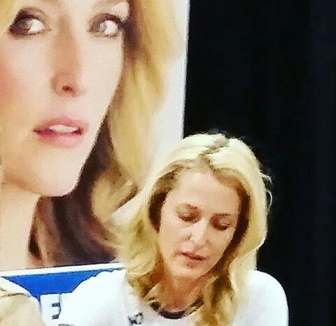 GAndersonSpain's tweet photo. Nuevas fotos de Gillian Anderson firmando autógrafos, hoy en el panel de la @BostonComicCon [#4] https://t.co/fnf242Kn3z