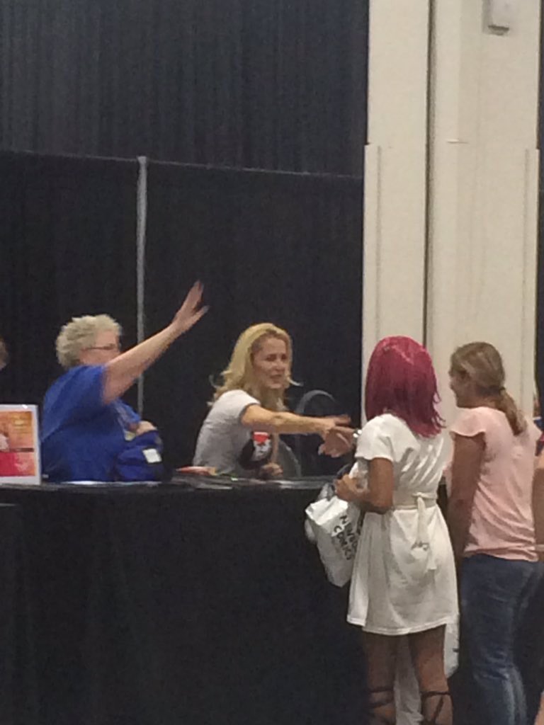 GAndersonSpain's tweet photo. Nuevas fotos de Gillian Anderson firmando autógrafos, hoy en el panel de la @BostonComicCon [#4] https://t.co/fnf242Kn3z