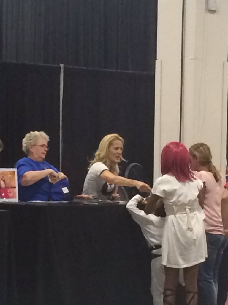 GAndersonSpain's tweet photo. Nuevas fotos de Gillian Anderson firmando autógrafos, hoy en el panel de la @BostonComicCon [#4] https://t.co/fnf242Kn3z