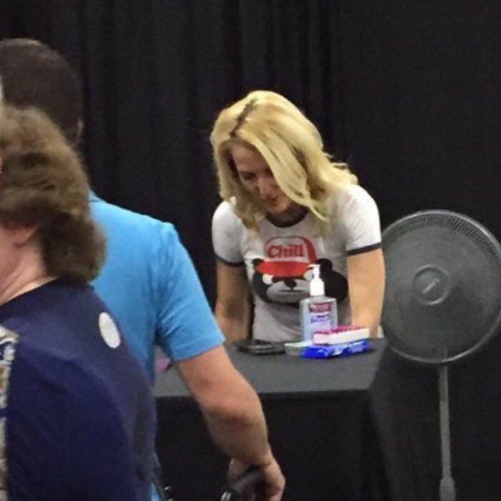 GAndersonSpain's tweet photo. Nuevas fotos de Gillian Anderson firmando autógrafos, hoy en el panel de la @BostonComicCon. https://t.co/xvthRsDei0