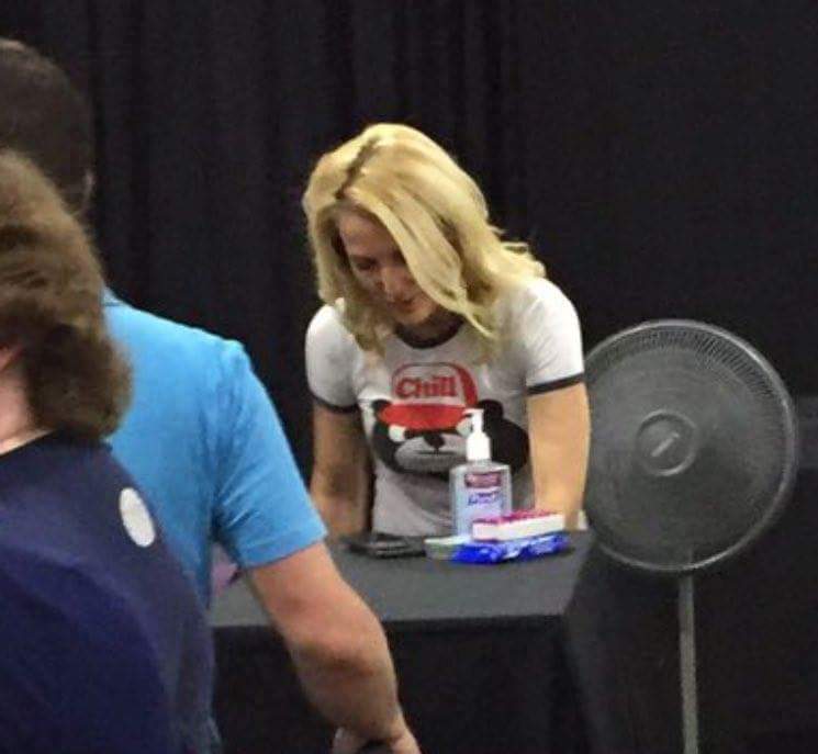 GAndersonSpain's tweet photo. Nuevas fotos de Gillian Anderson firmando autógrafos, hoy en el panel de la @BostonComicCon. https://t.co/xvthRsDei0