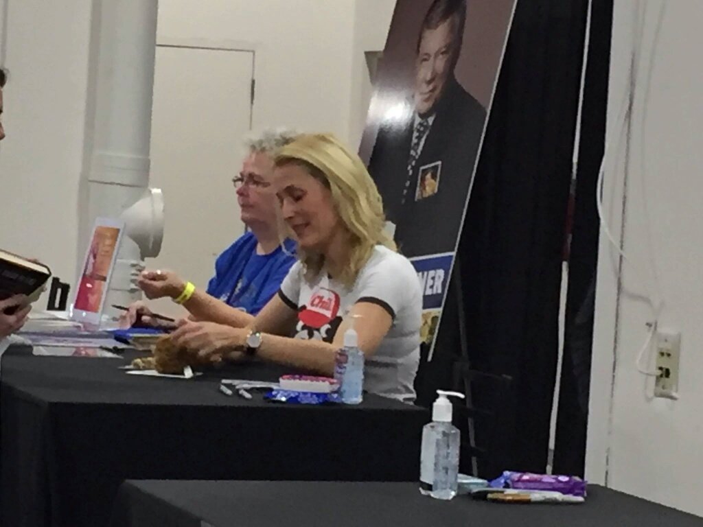GAndersonSpain's tweet photo. Nuevas fotos de Gillian Anderson firmando autógrafos, hoy en el panel de la @BostonComicCon [#2] https://t.co/9QDxw0cJnp