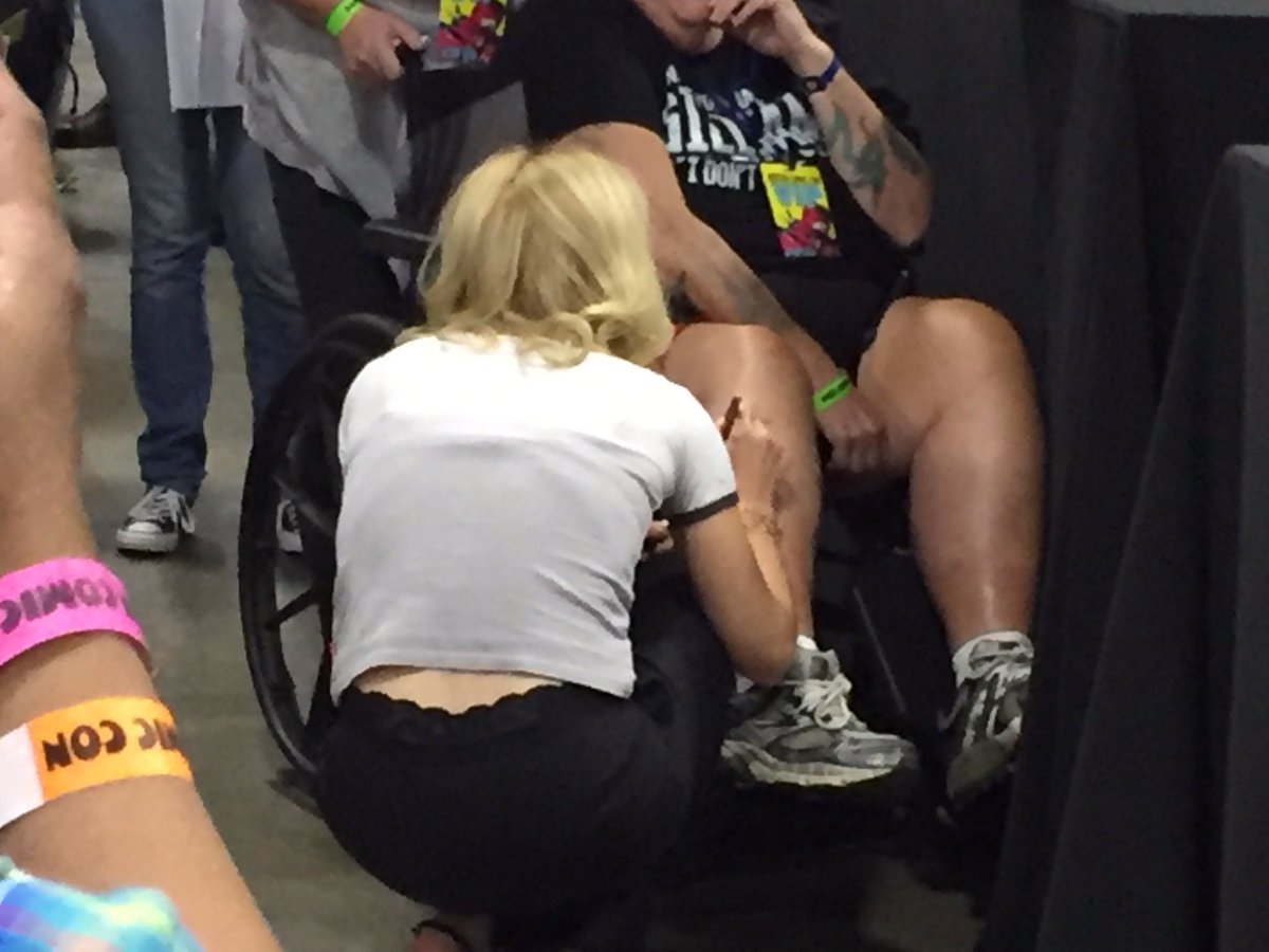 GAndersonSpain's tweet photo. Nuevas fotos de Gillian Anderson firmando autógrafos, hoy en el panel de la @BostonComicCon [#2] https://t.co/9QDxw0cJnp