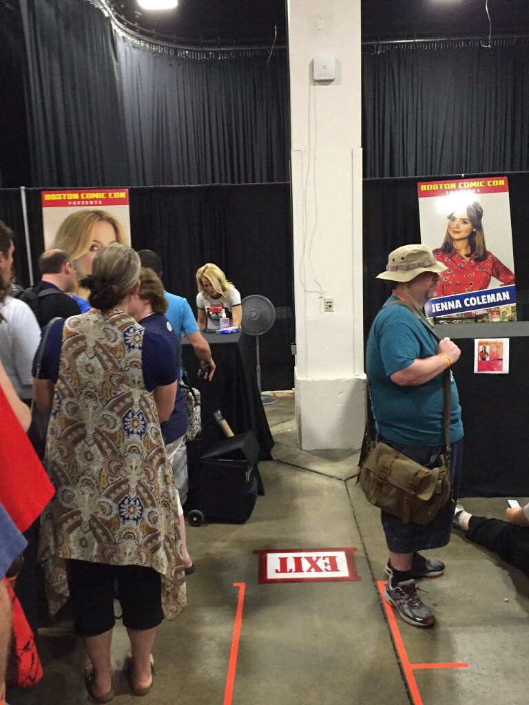 GAndersonSpain's tweet photo. Nuevas fotos de Gillian Anderson firmando autógrafos, hoy en el panel de la @BostonComicCon [#3] https://t.co/XhJSNsNql9