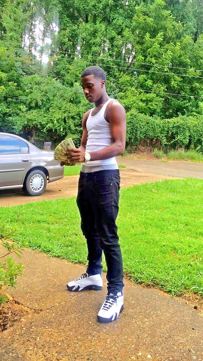 ____901Jr's tweet photo. Life Ain't Tied With A Bow But Its Still A Gift Though 🙏🏾✨💉 https://t.co/s4TXrIdQjJ