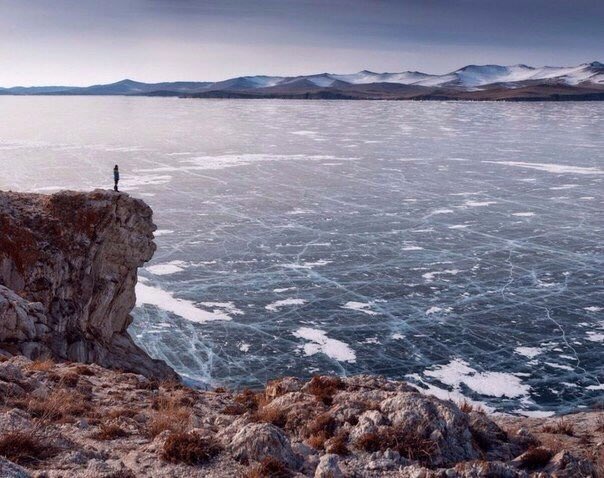 iwantitsofbad's tweet image. Charming ❄️❄️❄️
Lake Baykal, Russia.