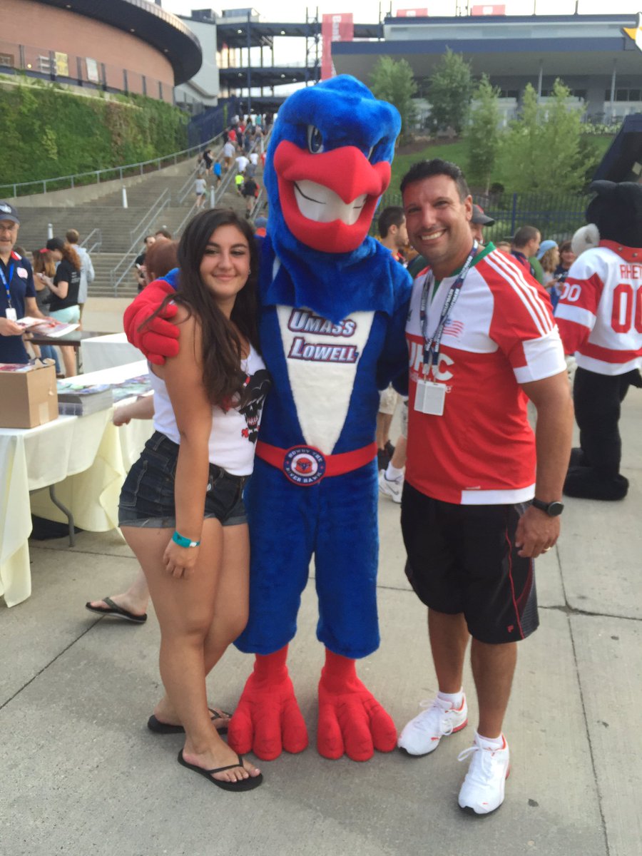 UMLRowdy's tweet photo. Nothing like running into a @UMassLowell alum! #AlwaysARiverHawk https://t.co/JWYO1mjxEQ
