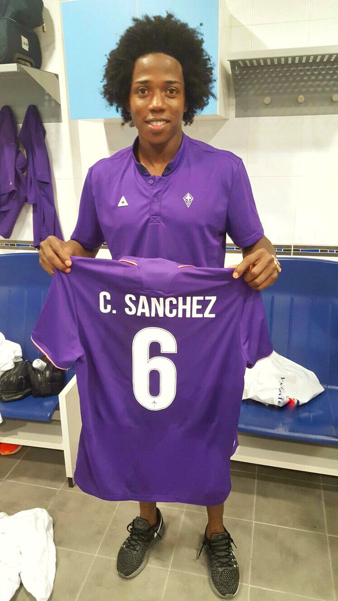 carlossanchez6's tweet photo. Feliz de poder vestir esta camiseta 👌🏿 #Forzaviola #laroca https://t.co/D3Sxob83uw