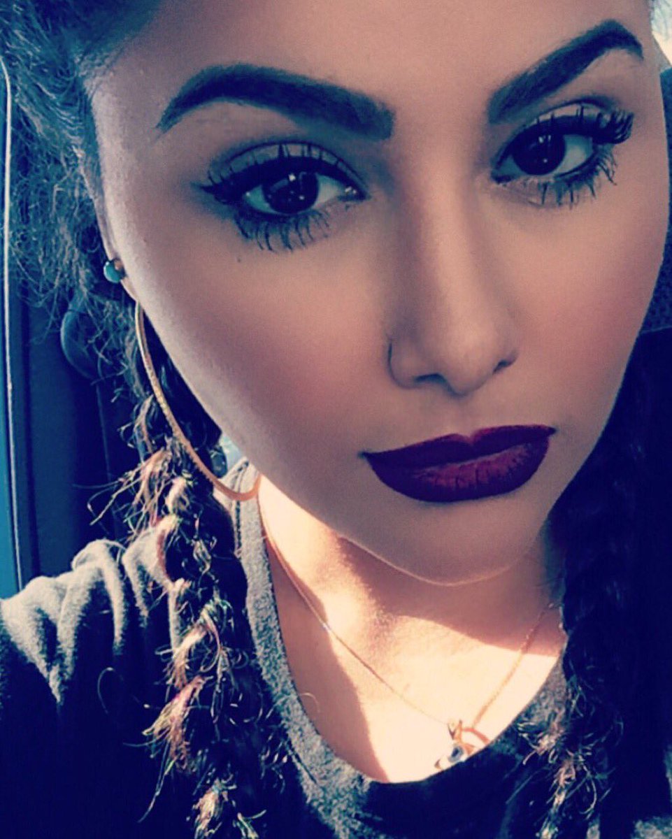 Super happy burrffday to this pretty doll <a href="/IamNoora/">Noora</a> &amp; her amazing voice! soundcloud.com/iamnoora/fwu 🍾 #ArtistOnTheRise