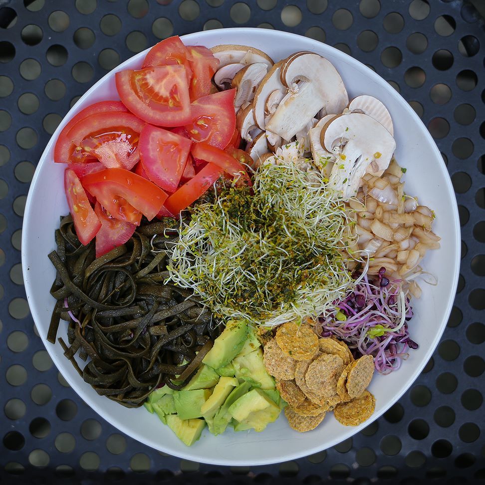 beautyisraw_ru's tweet photo. #rawvegan salad bowl 💚 I love my dinner salads here in paris, fresh seaweed makes everything taste french ;) #rawfo… https://t.co/d99DEupOlh