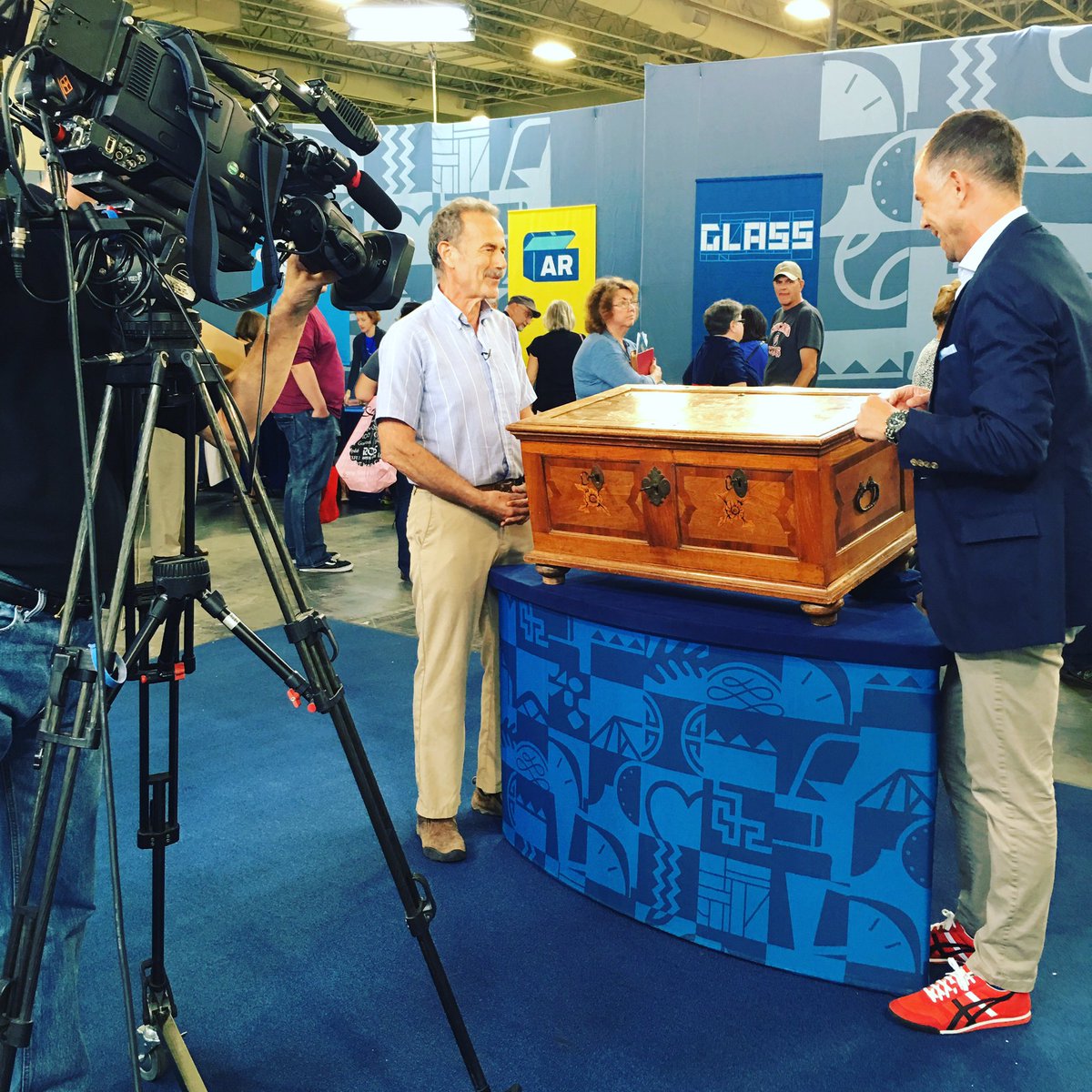 Another great find #roadshowsaltlakecity <a href="/roadshowpbs/">Antiques Roadshow</a> <a href="/ragoauctions/">Rago Auctions</a> 17th c. German strong box!